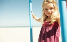快乐女孩沙滩上快乐的小女孩图片