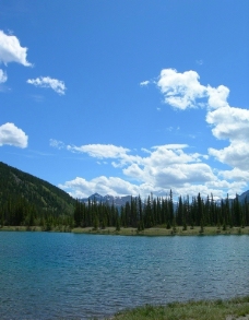 山区湖泊美景图片