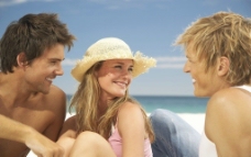 度假海边聚在一起聊天的年轻人图片