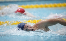 比赛运动运动员在游泳比赛图片