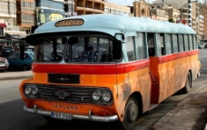 马耳他 瓦莱塔 街上的公交车图片