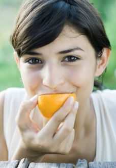 女孩吃橙子图片