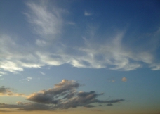 上江江面上空的云图片