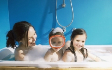 妈妈帮孩子洗澡图片