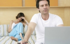 电子电工笔记本电脑上工作的丈夫和看书的妻子图片