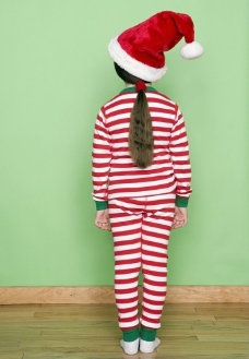 圣诞女孩背对带圣诞帽的小女孩图片