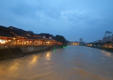 都江堰河边夜景图片