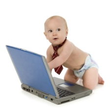 可爱的宝宝玩笔记本电脑的可爱婴儿宝宝图片