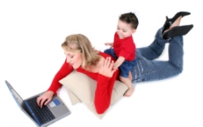爱上坐在玩笔记本电脑妈妈背上的婴儿宝宝图片