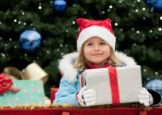 圣诞女孩圣诞抱着礼盒的漂亮小女孩图片