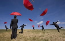 草地雨伞花样姿势的商务人物图片