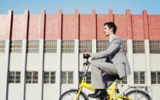 商务车骑自行车的的商务人物图片