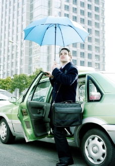 商务车打雨伞遮阳下出租车的商务人物图片